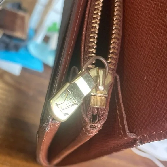Louis Vuitton, Sarah Monogram Wallet with COA and unbranded dust bag.